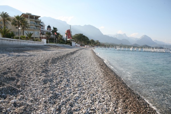 Turquie, sud d'antalya, kemer, riviera turque, station balneaire, debut de saison touristique, hotel, plage au pied des montagnes, preparation de la grande saison, piscine, transat, tourisme, vide de ...