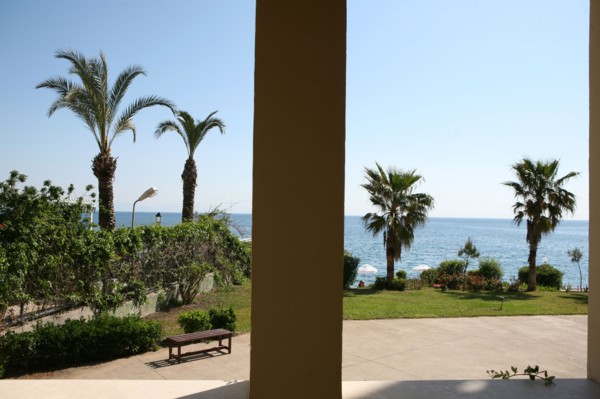 Turquie, sud d'antalya, kemer, riviera turque, station balneaire, debut de saison touristique, hotel, plage au pied des montagnes, preparation de la grande saison, piscine, transat, tourisme, vide de ...