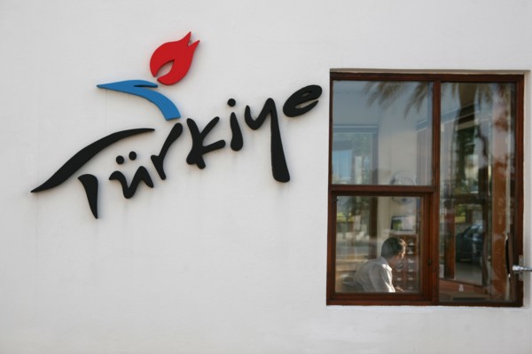 Turquie, sud d'antalya, kemer, riviera turque, station balneaire, debut de saison touristique, hotel, plage au pied des montagnes, preparation de la grande saison, piscine, transat, tourisme, vide de ...