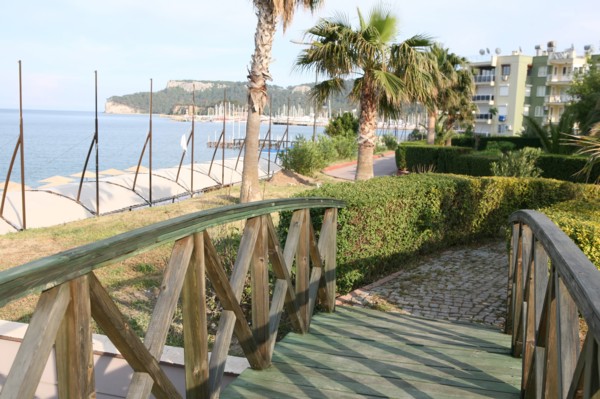 Turquie, sud d'antalya, kemer, riviera turque, station balneaire, debut de saison touristique, hotel, plage au pied des montagnes, preparation de la grande saison, piscine, transat, tourisme, vide de ...