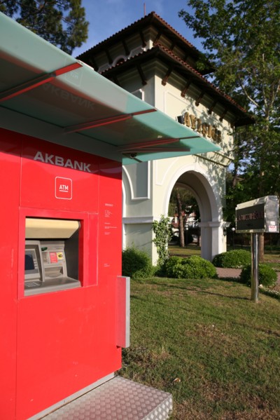 Turquie, sud d'antalya, kemer, riviera turque, station balneaire, debut de saison touristique, hotel, plage au pied des montagnes, preparation de la grande saison, moonlight, distributeur de billets, ...