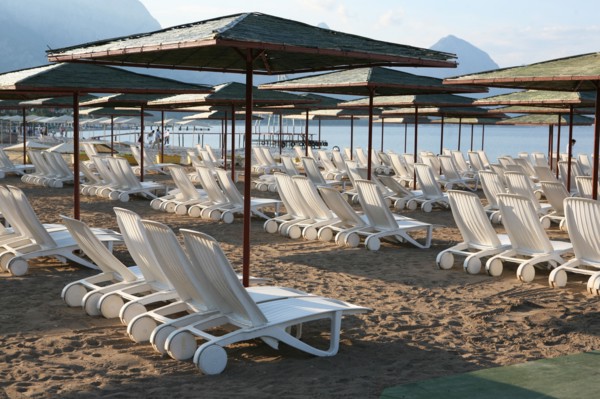 Turquie, sud d'antalya, kemer, riviera turque, station balneaire, debut de saison touristique, hotel, plage au pied des montagnes, preparation de la grande saison, piscine, transat, tourisme, vide de ...