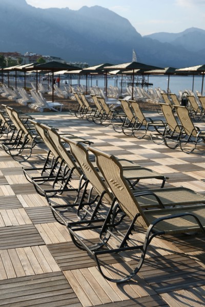 Turquie, sud d'antalya, kemer, riviera turque, station balneaire, debut de saison touristique, hotel, plage au pied des montagnes, preparation de la grande saison, piscine, transat, tourisme, vide de ...