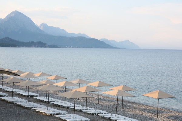 Turquie, sud d'antalya, kemer, riviera turque, station balneaire, debut de saison touristique, hotel, plage au pied des montagnes, preparation de la grande saison, piscine, transat, tourisme, vide de ...