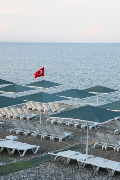 Turquie, sud d'antalya, kemer, riviera turque, station balneaire, debut de saison touristique, hotel, plage au pied des montagnes, preparation de la grande saison, piscine, transat, tourisme, vide de ...