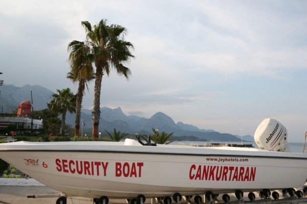 Turquie, sud d'antalya, kemer, riviera turque, station balneaire, debut de saison touristique, hotel, plage au pied des montagnes, preparation de la grande saison, piscine, transat, tourisme, vide de ...