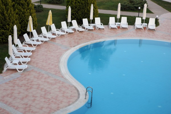 Turquie, sud d'antalya, kemer, riviera turque, station balneaire, debut de saison touristique, hotel, plage au pied des montagnes, preparation de la grande saison, piscine, transat, tourisme, vide de ...
