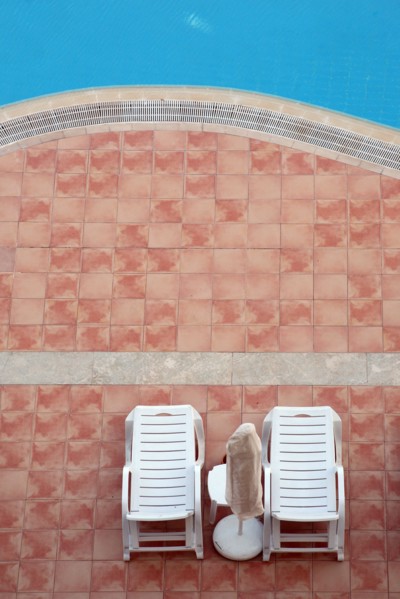 Turquie, sud d'antalya, kemer, riviera turque, station balneaire, debut de saison touristique, hotel, plage au pied des montagnes, preparation de la grande saison, piscine, transat, tourisme, vide de ...