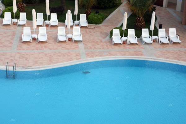 Turquie, sud d'antalya, kemer, riviera turque, station balneaire, debut de saison touristique, hotel, plage au pied des montagnes, preparation de la grande saison, piscine, transat, tourisme, vide de ...