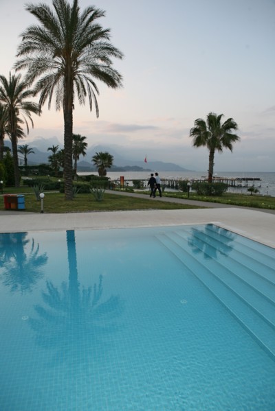 Turquie, sud d'antalya, kemer, riviera turque, station balneaire, debut de saison touristique, hotel, plage au pied des montagnes, preparation de la grande saison, piscine, transat, tourisme, vide de ...