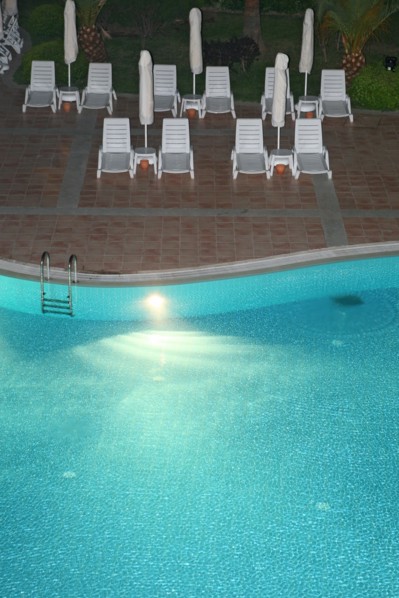 Turquie, sud d'antalya, kemer, riviera turque, station balneaire, debut de saison touristique, hotel, plage au pied des montagnes, preparation de la grande saison, piscine, transat, tourisme, vide de ...
