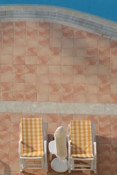 Turquie, sud d'antalya, kemer, riviera turque, station balneaire, debut de saison touristique, hotel, plage au pied des montagnes, preparation de la grande saison, piscine, transat, tourisme, vide de ...