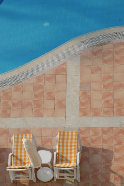Turquie, sud d'antalya, kemer, riviera turque, station balneaire, debut de saison touristique, hotel, plage au pied des montagnes, preparation de la grande saison, piscine, transat, tourisme, vide de ...