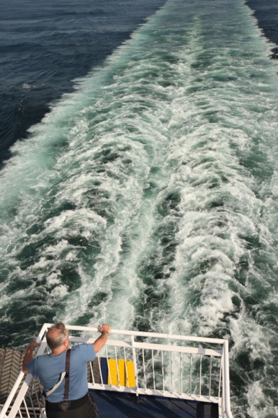 France, Haute Normandie / angleterre, seine maritime, le havre / portsmouth, traversee trans manche, a bord du ferry boat, norman voyager, navigation, mer, passager regardant le sillage,