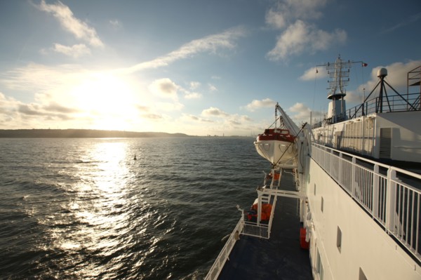 France, Haute Normandie / angleterre, seine maritime, le havre / portsmouth, traversee trans manche, a bord du ferry boat, norman voyager, navigation en mer, au petit matin, cap de la heve en vue,