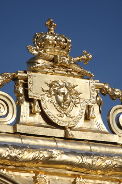 Château de Versailles, couronnements de la cour de marbre
