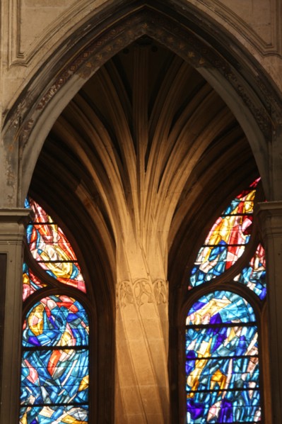 France, ile de france, paris 5e arrondissement, eglise saint severin, rue des pretres saint severin, detail deambulatoire, colonne torse, religion catholique, vitraux,
