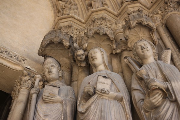 France, ile de france, paris 4e arrondissement, eglise saint germain l'auxerrois, religion catholique, art gothique, rue du louvre, detail statuaire du porche, sculpture, sainte genevieve et ange,