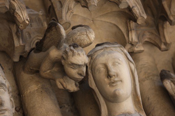 France, ile de france, paris 4e arrondissement, eglise saint germain l'auxerrois, religion catholique, art gothique, rue du louvre, detail statuaire du porche, sculpture, sainte genevieve et ange,