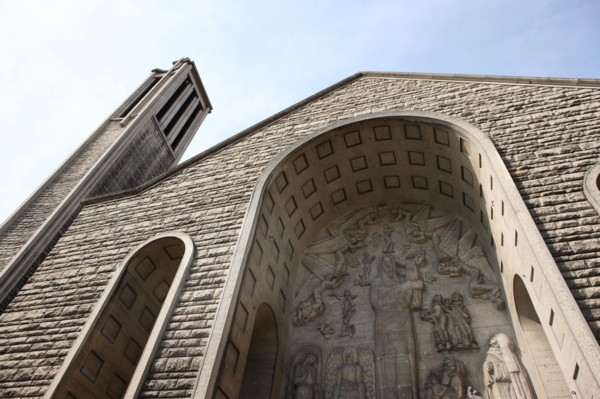 France, ile de france, paris 16e arrondissement, porte de saint cloud, 96 boulevard murat, eglise sainte jeanne de chantal, detail facade, sculpture, bas relief, religion catholique,