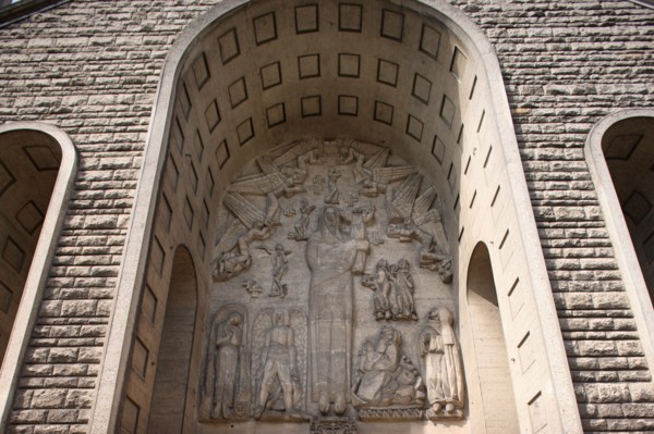 France, ile de france, paris 16e arrondissement, porte de saint cloud, 96 boulevard murat, eglise sainte jeanne de chantal, detail facade, sculpture, bas relief, religion catholique,