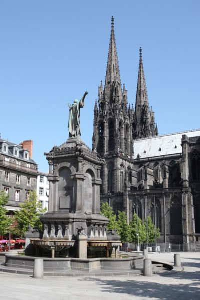 France, auvergne, puy de dome, clermont ferrand, cathedrale, chevet, monument historique, pierre volcanique, religion catholique, place, statue pape urbain 1er,