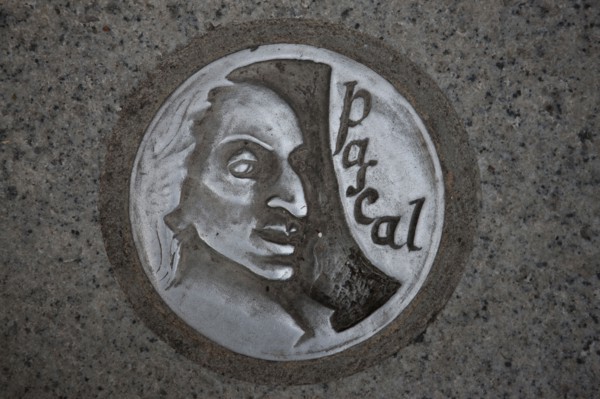 France, auvergne, puy de dome, clermont ferrand, trottoir, clous commemoratifs, blaise pascal, histoire,