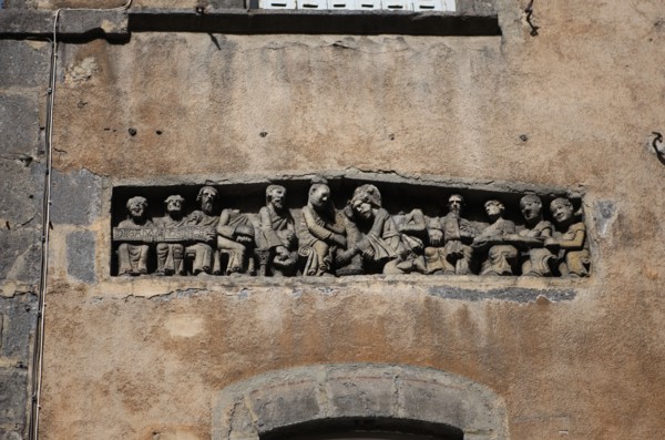 France, auvergne, puy de dome, clermont ferrand, place des gras, quartier historique, maison ancienne, vue sur le puy de dome, volcan, frise, sculpture, bas relief,