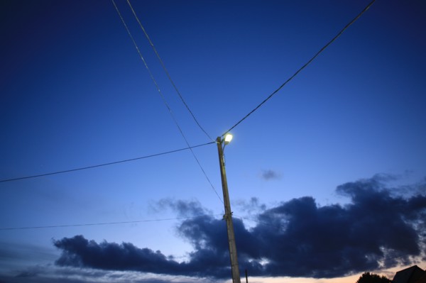 France, Bretagne, morbihan, meneac, lampadaire et fils electriques, lumiere, campagne, energie, environnement, ciel, nuit,