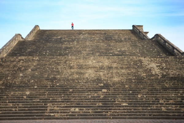 France, Ile de France, Yvelines, Versailles, chateau de Versailles, parc du chateau, jardin, hiver, froid, escalier des cent marches au dessus de l'orangerie, personnage au sommet, sportive,
