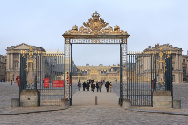 France, Ile de France, Yvelines, Versailles, chateau de Versailles, cour d'honneur, esplanade, paves, grille de la cour royale au fond,