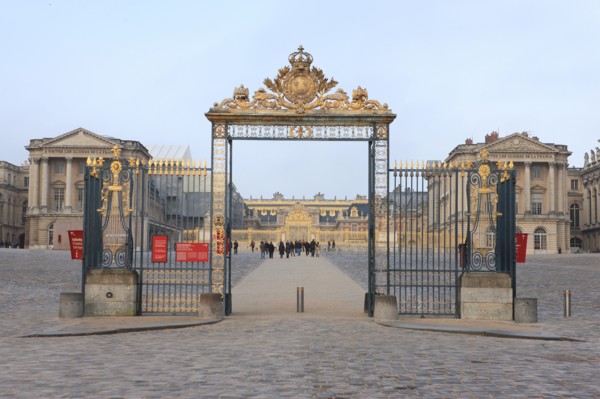 France, Ile de France, Yvelines, Versailles, chateau de Versailles, cour d'honneur, paves, entree, pavillons,