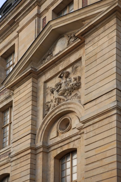 France, Ile de France, Yvelines, Versailles, dependances du chateau de Versailles, grand commun, 1 rue de l'independance americaine, detail de la facade sur la rue saint julien, decor, bas relief,