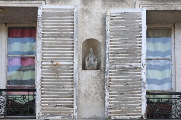 France, Ile de France, Yvelines, Versailles, detail d'une fenetre encadrant une stauette de la vierge, vieux rideaux, habitat, immeuble, place saint louis, pres de la cathedrale,