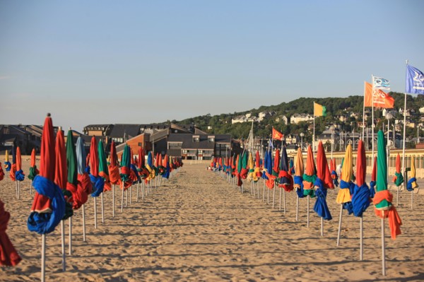 France, Basse Normandie, Calvados, cote fleurie, Deauville, plage, les planches, cabines de bains, rambardes peintes, acteurs de cinema americain, parasols plies, marinas au fond,