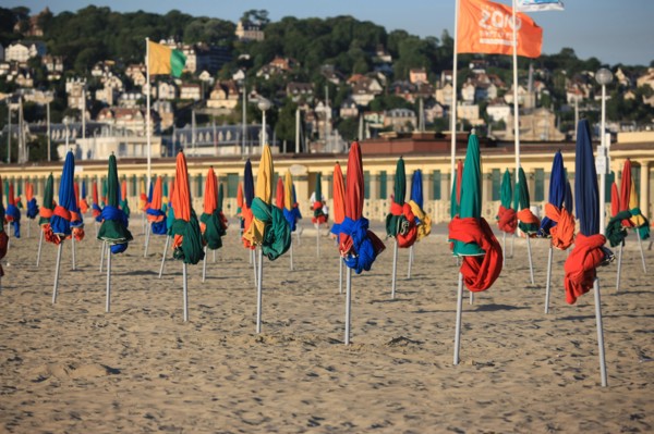 France, Basse Normandie, Calvados, cote fleurie, Deauville, plage, les planches, cabines de bains, rambardes peintes, acteurs de cinema americain, parasols plies,