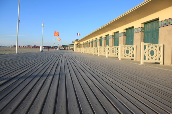 France, Basse Normandie, Calvados, cote fleurie, Deauville, plage, les planches, cabines de bains, rambardes peintes, acteurs de cinema americain,