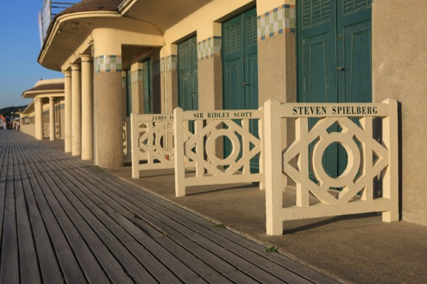 France, Basse Normandie, Calvados, cote fleurie, Deauville, plage, les planches, cabines de bains, rambardes peintes, acteurs de cinema americain,