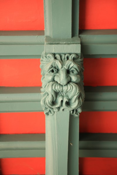 France, Basse Normandie, Calvados, Deauville, villa strassburger, jardin arbore, nature, propriete de la ville de Deauville, belle epoque, style anglo normand, detail decor du porche,