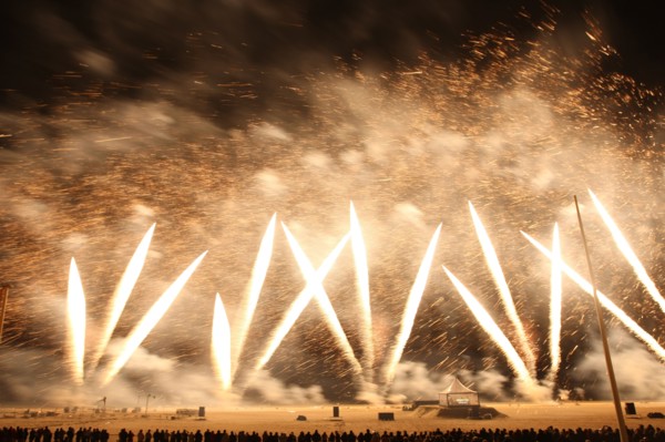 France, Basse Normandie, Calvados, Deauville, opera de feu, 19 juin 2010, creation de Groupe F et pascal dusapin, compositeur sur la plage de Deauville, feu d'artifice,