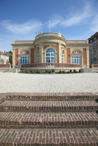 France, Basse Normandie, Calvados, cote fleurie, Deauville, villa le cercle, siege estival du jockey club pendant la saison de courses, facade,