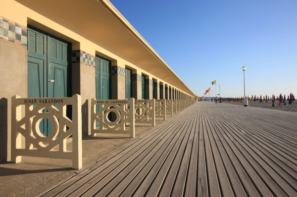 France, Basse Normandie, Calvados, cote fleurie, Deauville, plage, les planches, cabines de bains, rambardes peintes, acteurs de cinema americain, susan sarandon,