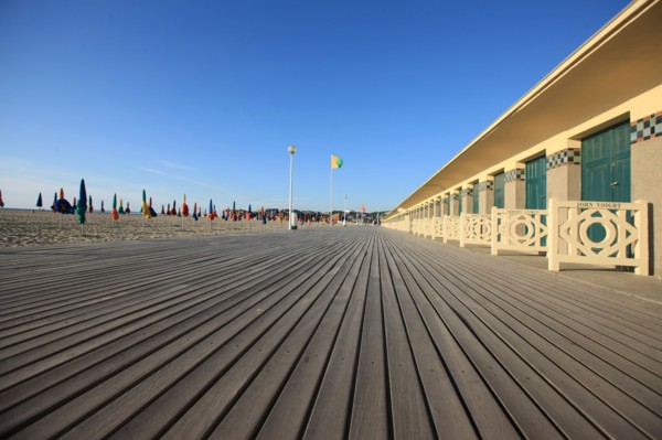 France, Basse Normandie, Calvados, cote fleurie, Deauville, plage, les planches, cabines de bains, rambardes peintes, acteurs de cinema americain,