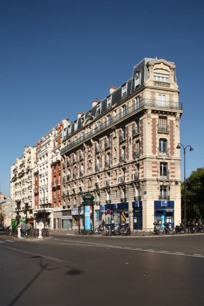 France, Ile de France, paris 11e arrondissement, avenue de la republique, angle avec le boulevard de menilmontant, batiment d'angle aigu,