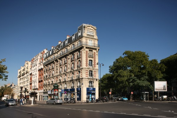 France, Ile de France, paris 11e arrondissement, avenue de la republique, angle avec le boulevard de menilmontant, batiment d'angle aigu,