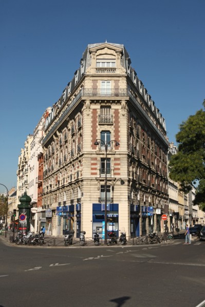 France, Ile de France, paris 11e arrondissement, avenue de la republique, angle avec le boulevard de menilmontant, batiment d'angle aigu,