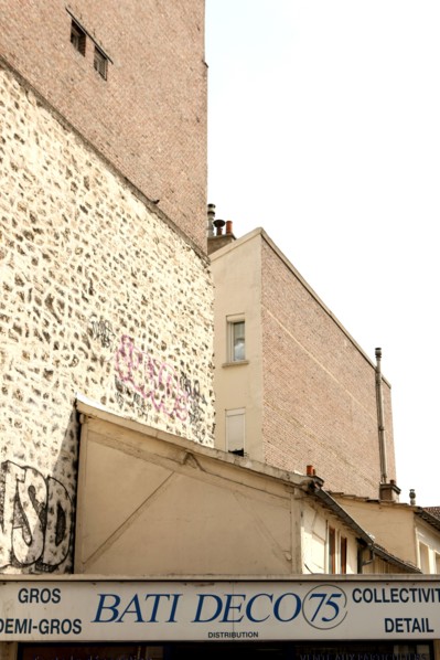 France, Ile de France, paris 13e arrondissement, rue du dessous des berges, petits batiments cernes par des grands immeubles,