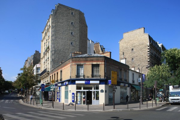France, Ile de France, paris 14e arrondissement, rue d'alesia et angle de l'avenue reille, facade, immeubles hauts encadrant un batiment bas, banque,