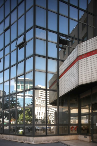 France, Ile de France, paris 15e arrondissement, boulevard pasteur rue du cotentin, reflet sur les vitres de la gare de vaugirard,