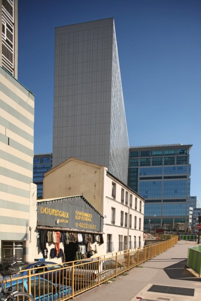France, Ile de France, paris 15e arrondissement, boulevard pasteur, passage alexandre, petit batiment entre grands immeubles,
